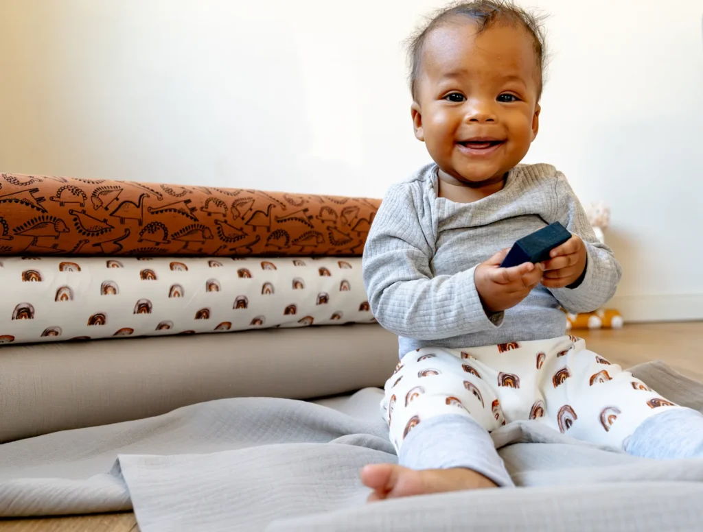 fröhliches Baby in bequemer Babyhose