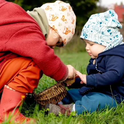 Kleinkinder spielen und tragen dabei Buddelhosen aus Softshell