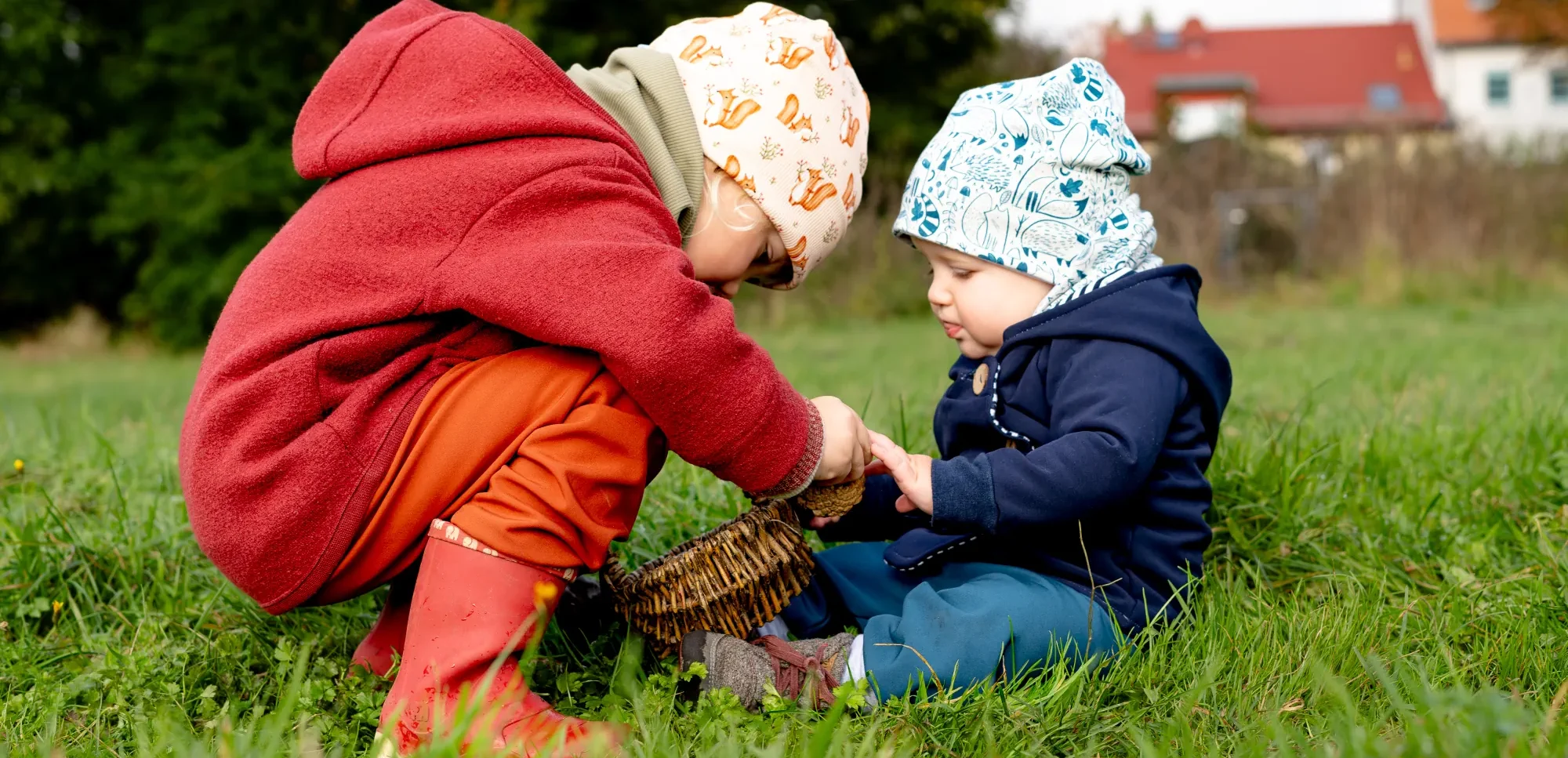 Kleinkinder spielen und tragen dabei Buddelhosen aus Softshell