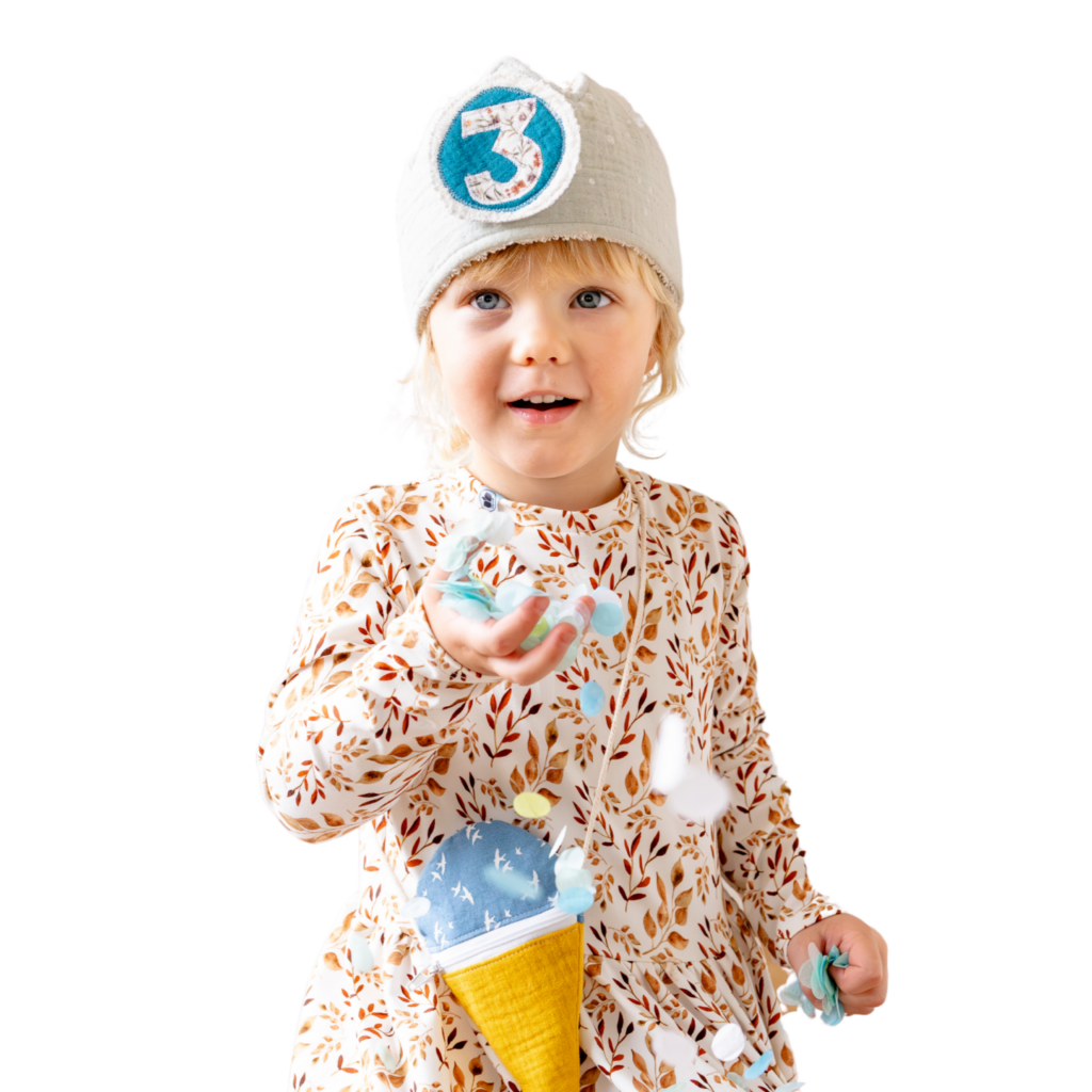 Glueckliches Kind in Handmade Kleidung von Tulipanelli