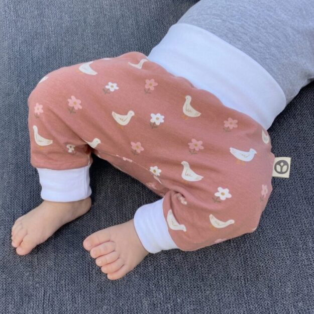 Mitwachshose_Jersey_Gänse-Blümchen_Rosa_Tiere_Pflanzen_05 Mitwachshose Jersey Gänse & Blümchen | Pumphose für Babys & Kleinkinder