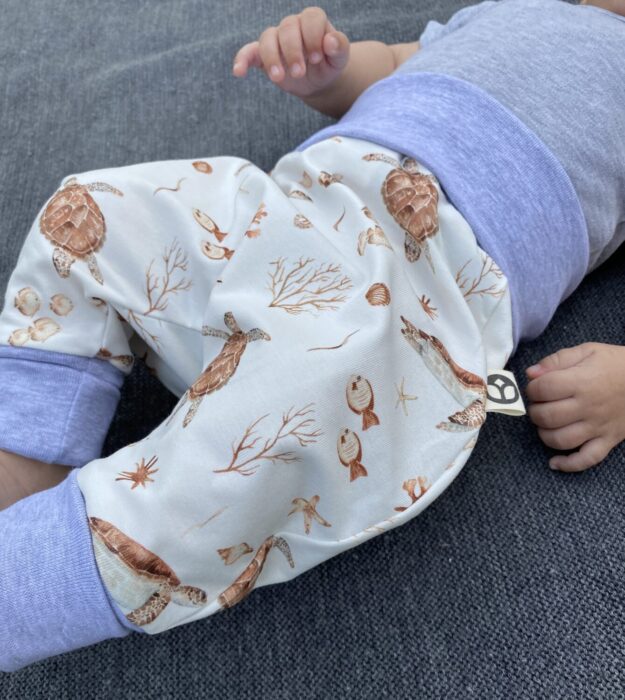 Mitwachshose_Jersey_Meeresschildkröte_Weiss_Tiere_Maritim_04 Mitwachshose Jersey Meeresschildkröte | Pumphose für Babys & Kleinkinder