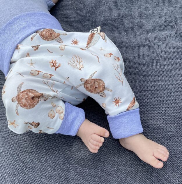 Mitwachshose_Jersey_Meeresschildkröte_Weiss_Tiere_Maritim_05 Mitwachshose Jersey Meeresschildkröte | Pumphose für Babys & Kleinkinder