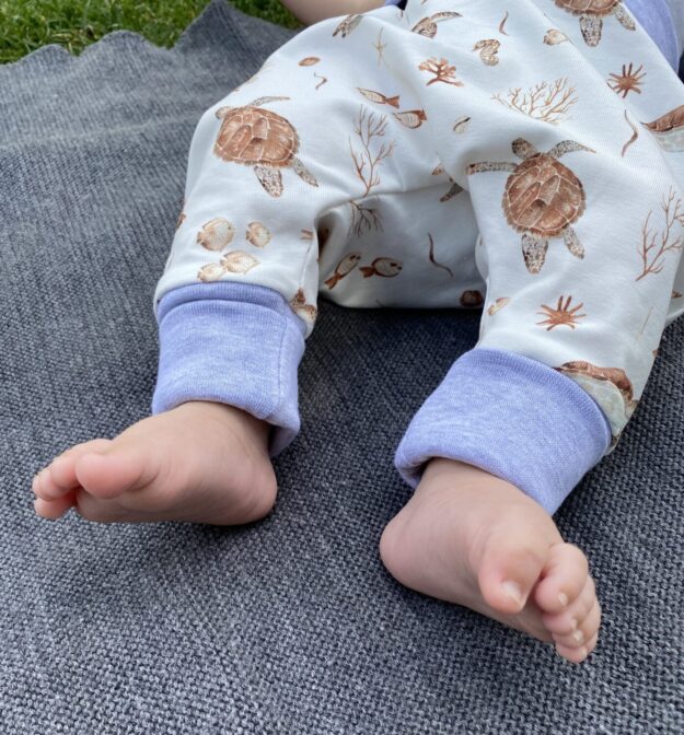 Mitwachshose_Jersey_Meeresschildkröte_Weiss_Tiere_Maritim_06 Mitwachshose Jersey Meeresschildkröte | Pumphose für Babys & Kleinkinder