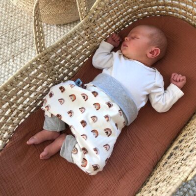 schlafendes Baby in süßer Regenbogen-Babyhose