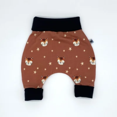Mitwachshose_Jersey_Sternentiger_Rot_Tiere_Sterne_02