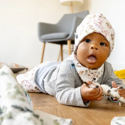 Handgefertigte Babykleidung für Neugeborene