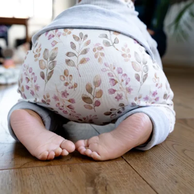 Babypo eingepackt in bequemer Pumphose mit floralem Motiv