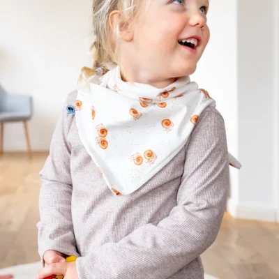 glückliches Mädchen mit Longshirt und Halstuch