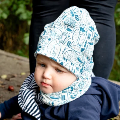 Handgefertigte Baby Accessoires: Junge mit Schal und Mütze