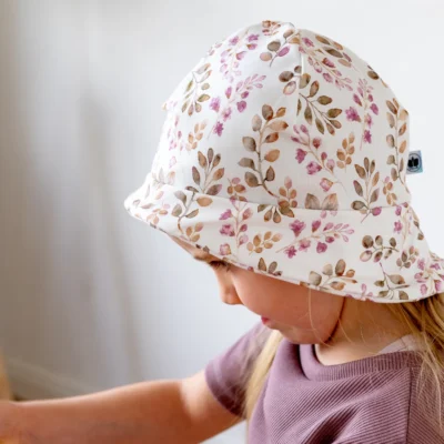 Mädchen mit Sonnenhut mit floralem Motiv